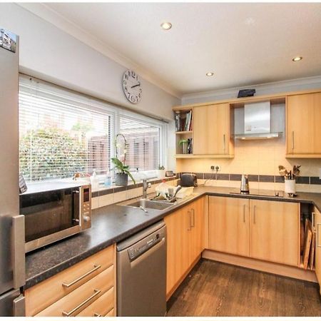 Twin Room In Crawley,Gatwick,West Sussex Ifield Exteriör bild