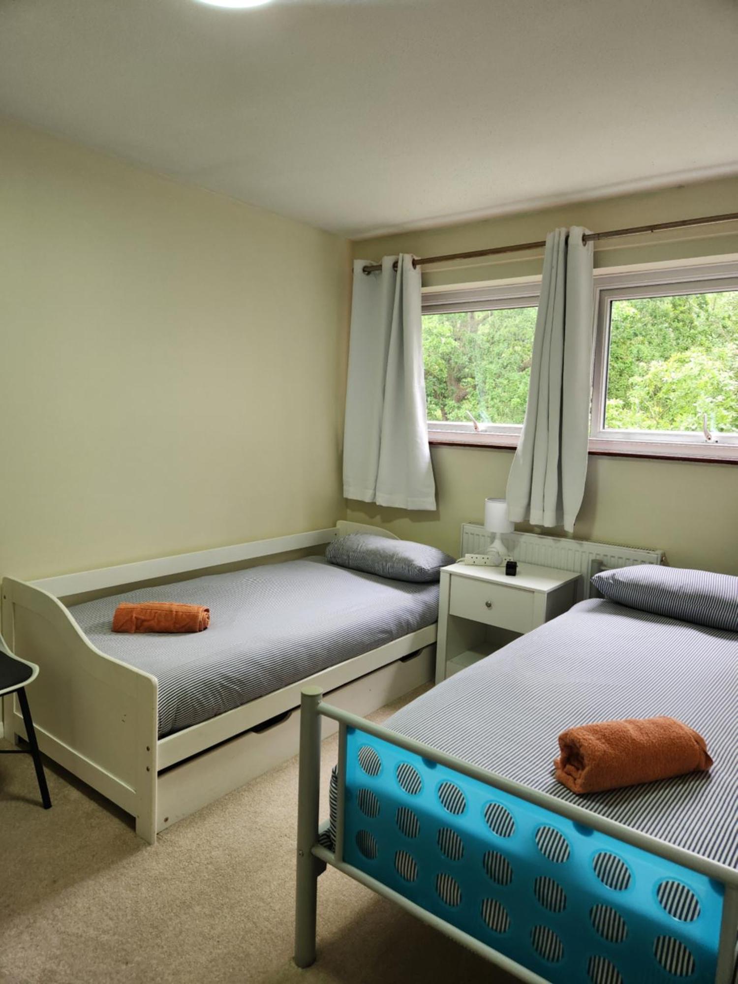 Twin Room In Crawley,Gatwick,West Sussex Ifield Exteriör bild